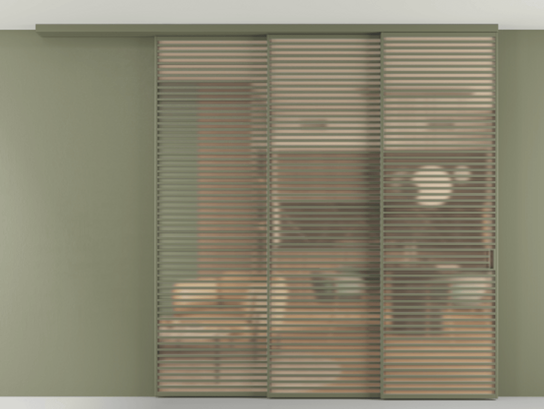 Перегородка Formato вдоль стены на потолок 3 створки с синхронным механизмом АЛПР 040.07 Алюминий оливковый тёмный Сатинированное оранжевое стекло, триплекс Цена 626523 ₽ | Volhovec