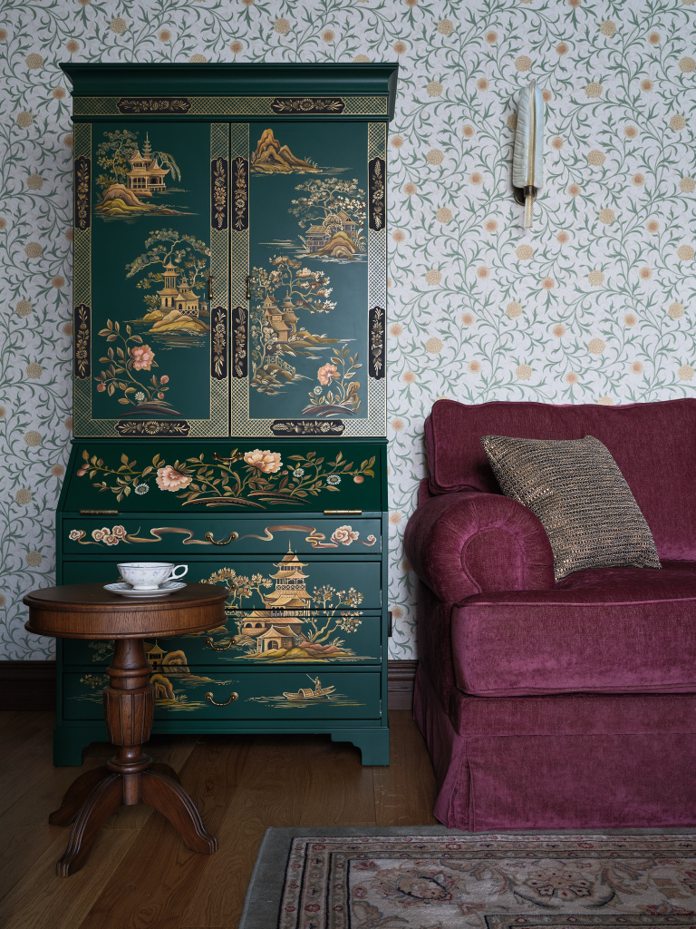 Интерьерное решение с дверью из массива дуба
